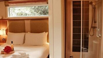 2 bedrooms, individually decorated, individually furnished