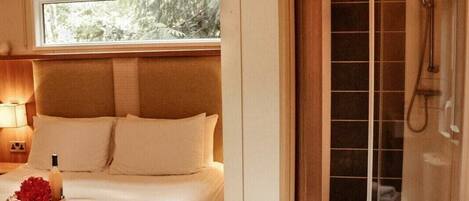 2 bedrooms, individually decorated, individually furnished