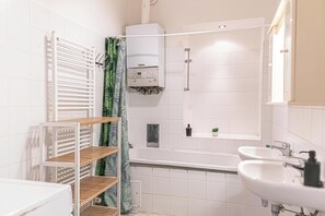 Basic Apartment | Bathroom - 3BR Belvedere Bookable for Long Stays (Vienna)