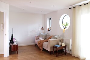 TV - Battersea Apartment with Parking (London)