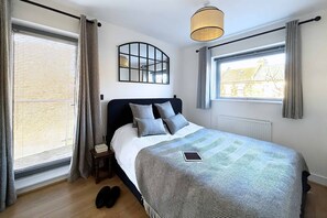 1 bedroom, iron/ironing board, WiFi, bed sheets - Battersea Apartment with Parking (London)
