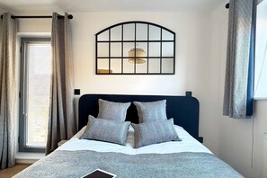 Iron/ironing board, WiFi, bed sheets - Battersea Apartment with Parking (London)