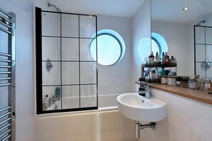 Shower, hair dryer, towels, shampoo - Battersea Apartment with Parking (London)