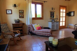 TV - Can Colau, rural experience in Mallorca, 4 bedrooms and swimming pool (Santa Margalida)