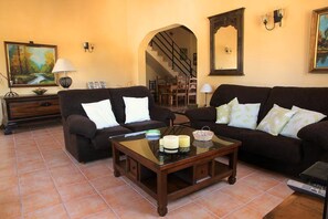 TV - Can Colau, rural experience in Mallorca, 4 bedrooms and swimming pool (Santa Margalida)