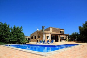 Outdoor pool - Can Colau, rural experience in Mallorca, 4 bedrooms and swimming pool (Santa Margalida)