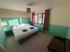 Iron/ironing board, free WiFi - Croydon Lodge (Minehead)