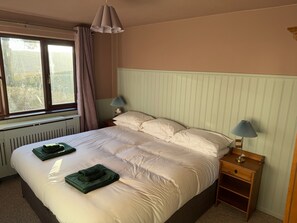 Iron/ironing board, free WiFi - Croydon Lodge (Minehead)