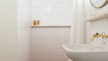 Douche, serviettes fournies