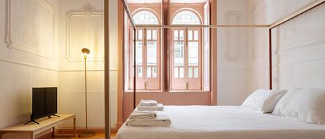 Tabla de planchar con plancha, wifi gratis y ropa de cama