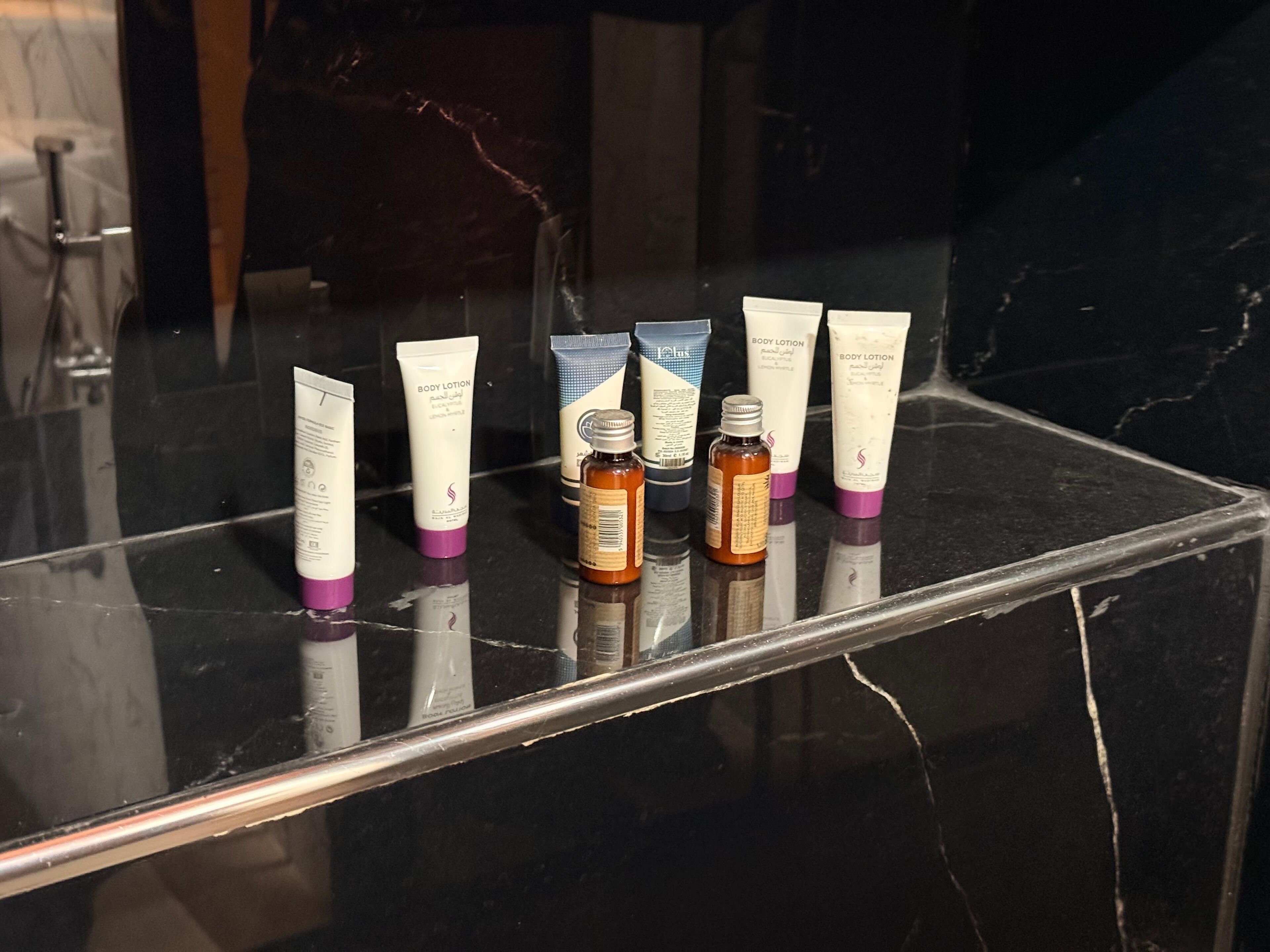 Regadera, toallas, papel de baño 