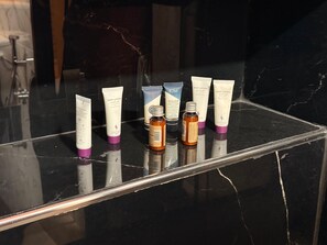 Regadera, toallas, papel de baño 