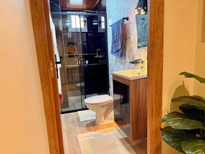 Regadera, toallas, papel de baño 