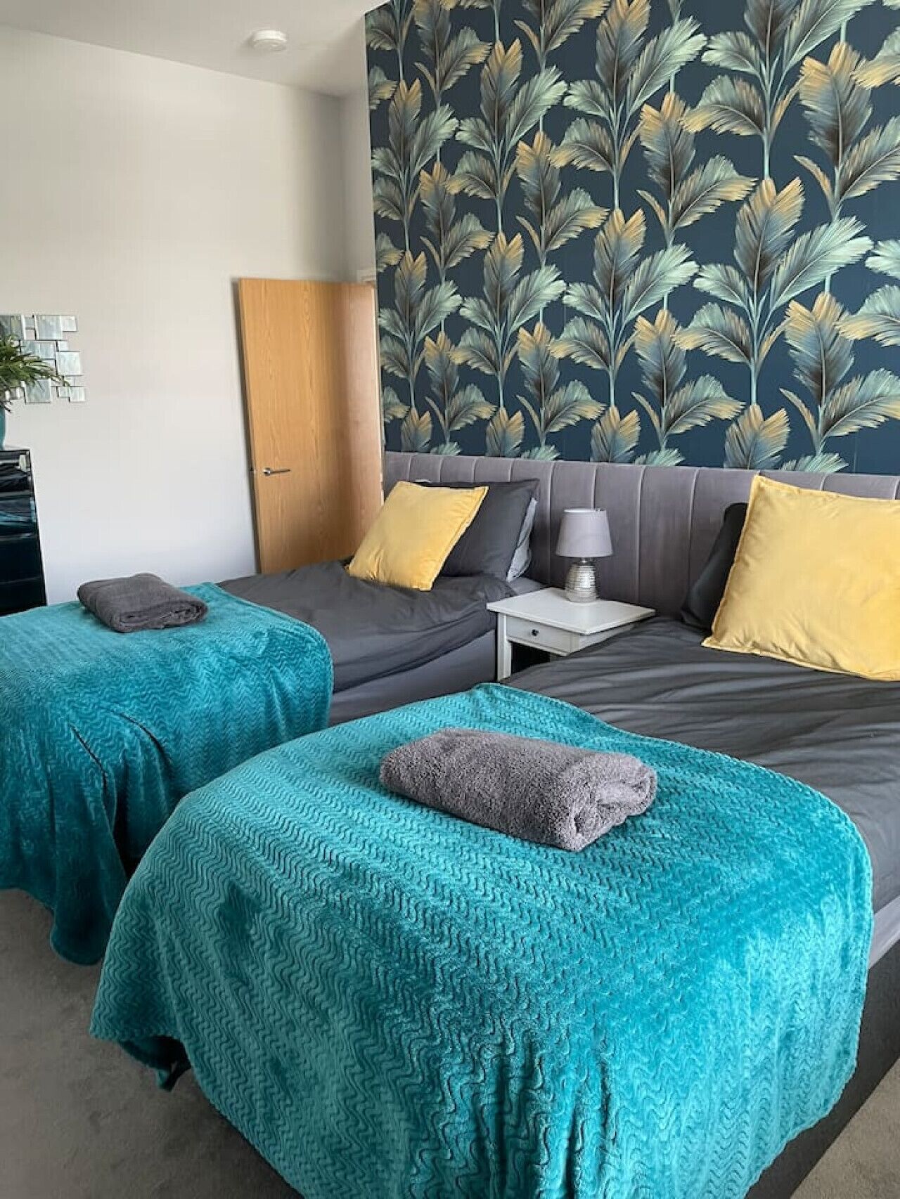 Skrivebord, strykejern/-brett, reiseseng for barn og wi-fi