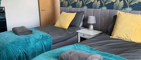 Skrivebord, strykejern/-brett, reiseseng for barn og wi-fi