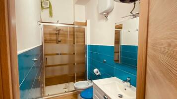 Suihku, hiustenkuivaaja, pyyhkeet