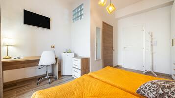 Iron/ironing board, WiFi, bed sheets