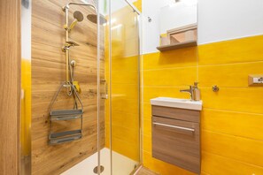 Dusche, Haartrockner, Handtücher