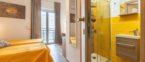 Tabla de planchar con plancha, wifi y ropa de cama