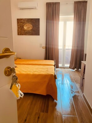 Tabla de planchar con plancha, wifi y ropa de cama 