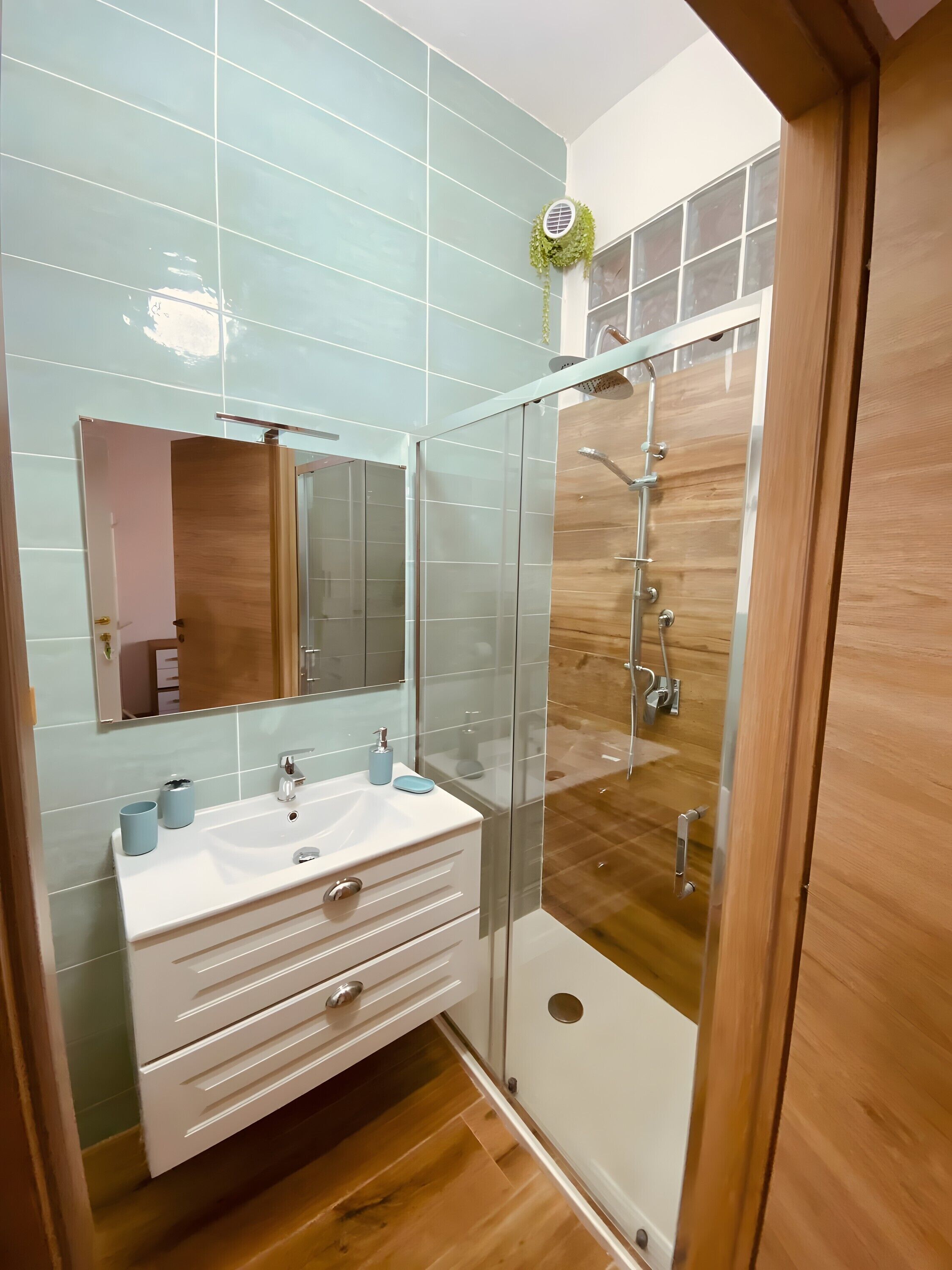 Dusche, Haartrockner, Handtücher