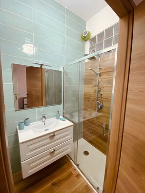 Regadera, secadora de cabello, toallas 