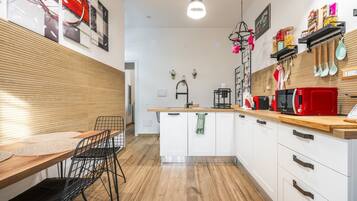 KĂŒhlschrank, Mikrowelle, Ofen, Herdplatte