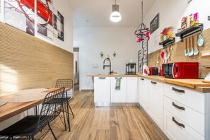 Køleskab, mikrobølgeovn, ovn, kogeplade