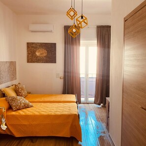 Tabla de planchar con plancha, wifi, ropa de cama