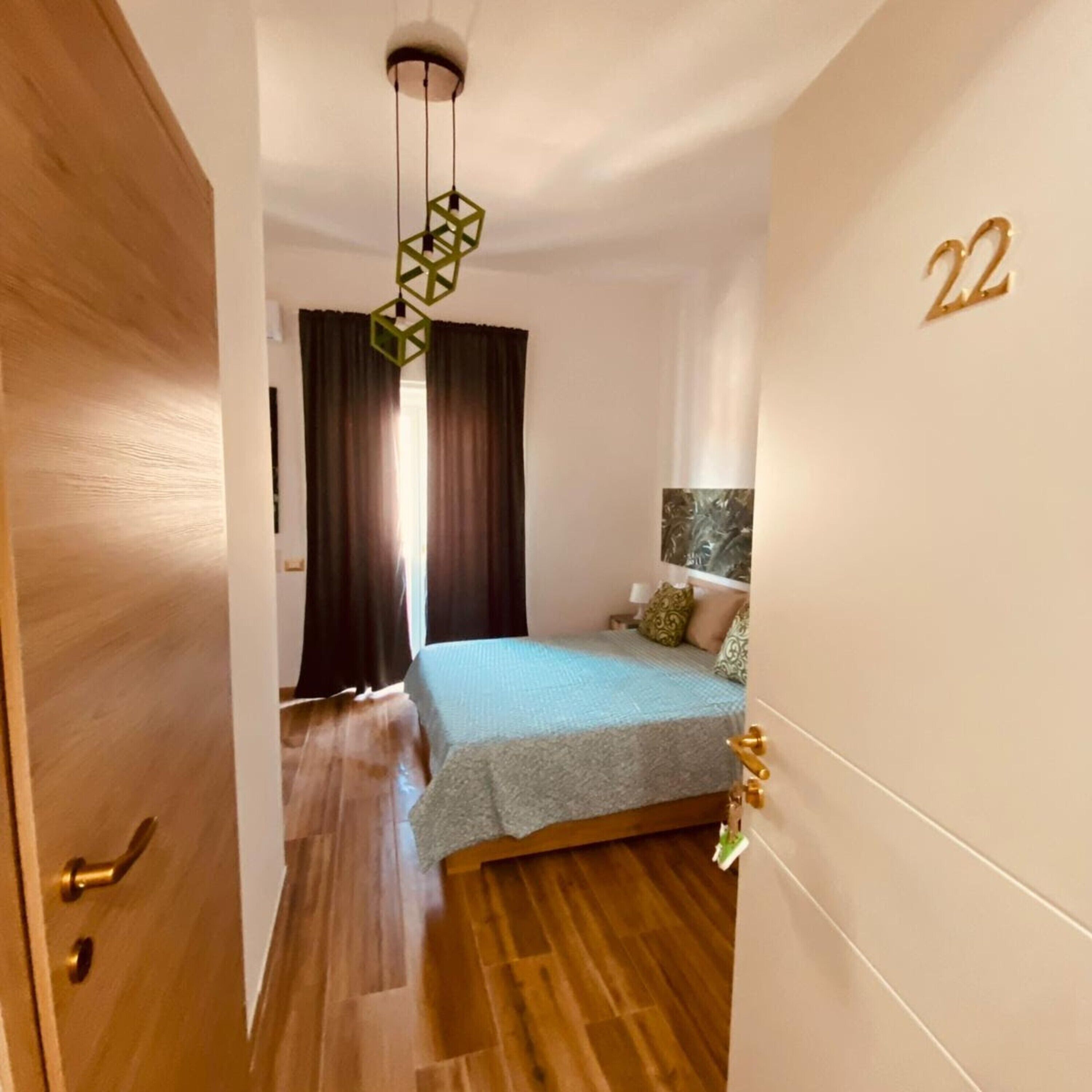 Silitysrauta/-lauta, Wi-Fi, vuodevaatteet