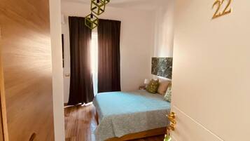 Silitysrauta/-lauta, Wi-Fi, vuodevaatteet