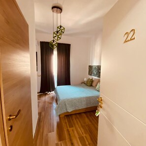 Silitysrauta/-lauta, Wi-Fi, vuodevaatteet