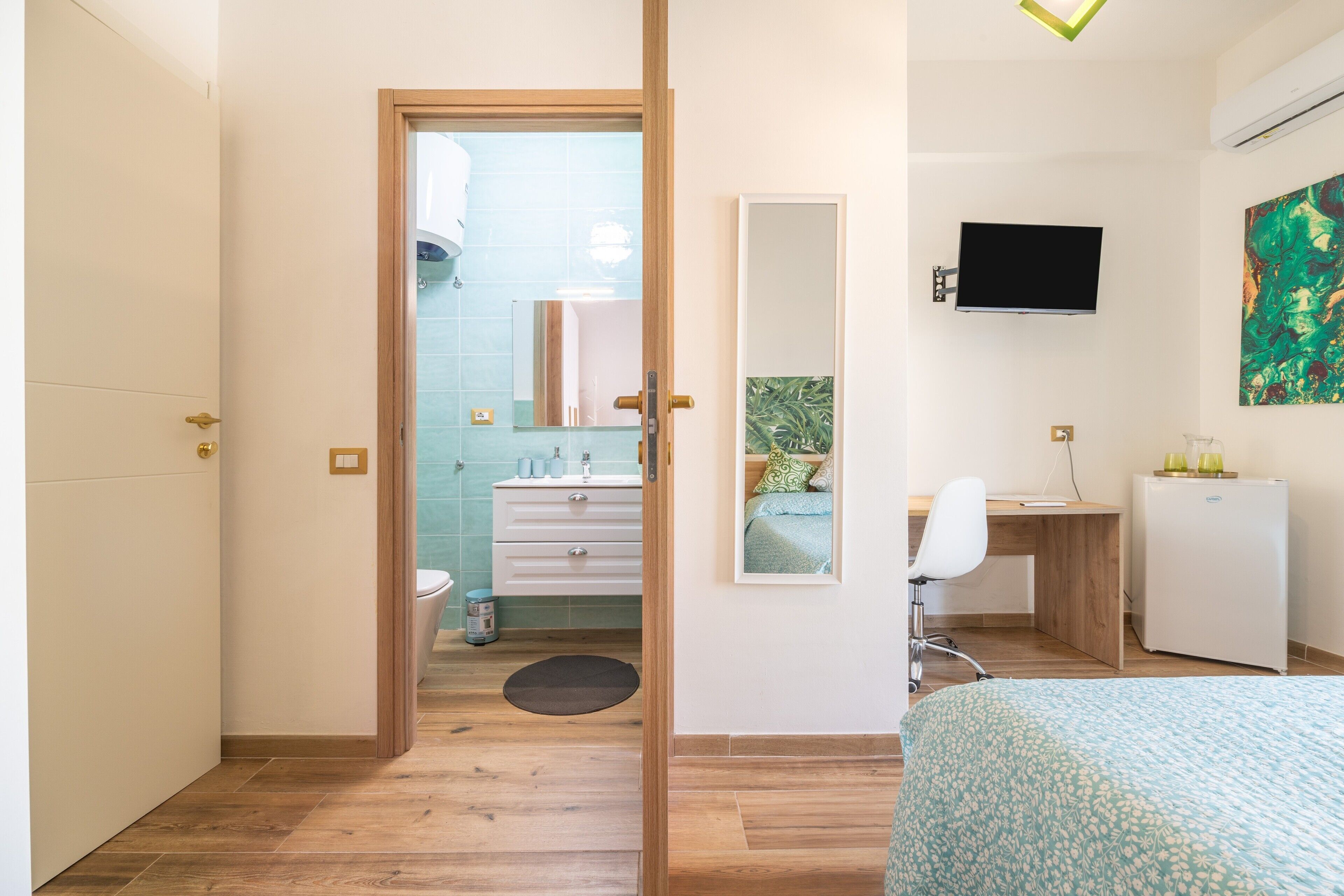 Iron/ironing board, WiFi, bed sheets