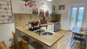 Jääkaappi, mikroaaltouuni, uuni, liesi