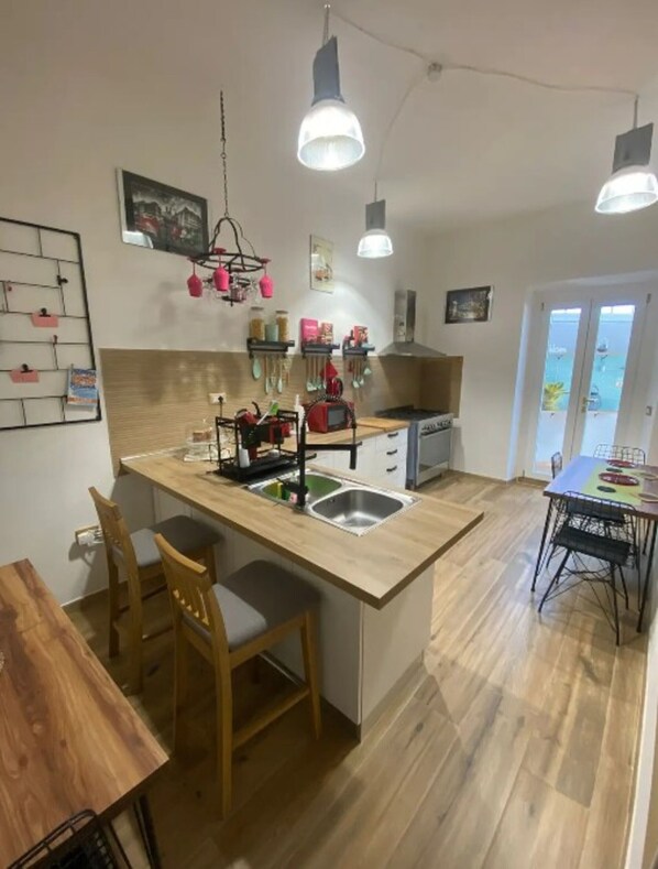 Køleskab, mikrobølgeovn, ovn, kogeplade