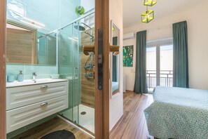 Tabla de planchar con plancha, wifi, ropa de cama