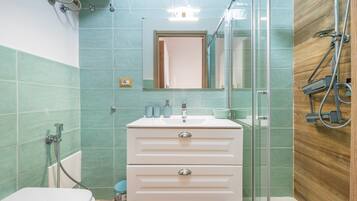 Shower, hair dryer, towels