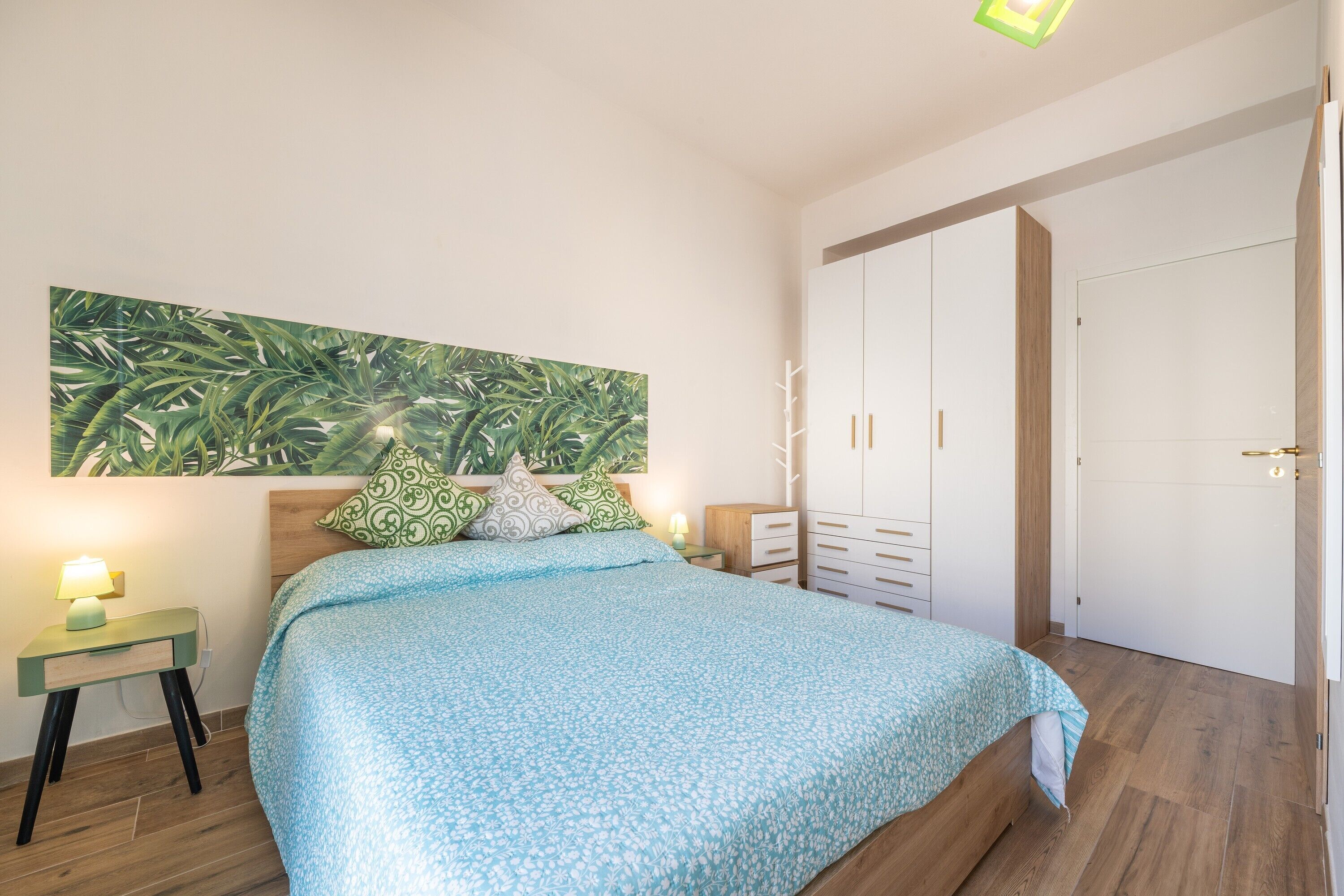 Een strijkplank/strijkijzer, wifi, beddengoed