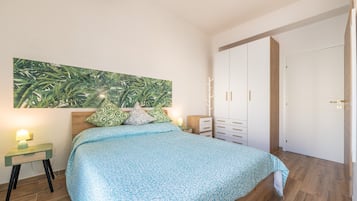 Een strijkplank/strijkijzer, wifi, beddengoed