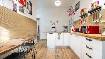 Frigorifero, microonde, forno, piano cottura