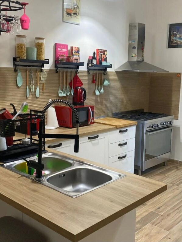 Frigorífico, microondas, horno y placa de cocina