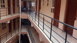 Un immeuble à plusieurs étages doté de balcons et de garde-corps.