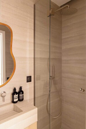 Shower, hair dryer, shampoo - Superb air-conditioned apartment - Le Marais (Paris)