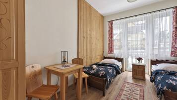 Chambre Double, terrasse | Wi-Fi gratuit, draps fournis