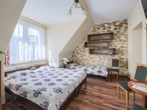 Habitació triple, vistes al jardí | Wifi gratuïta i roba de llit