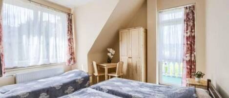 Habitación triple, Terraza, vista al jardín | Wifi gratis y ropa de cama