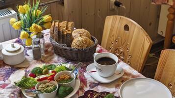 Daily cooked-to-order breakfast (PLN 45 per person)