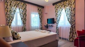 Habitación triple, balcón, vistas al mar | Mobiliario individual y wifi gratis