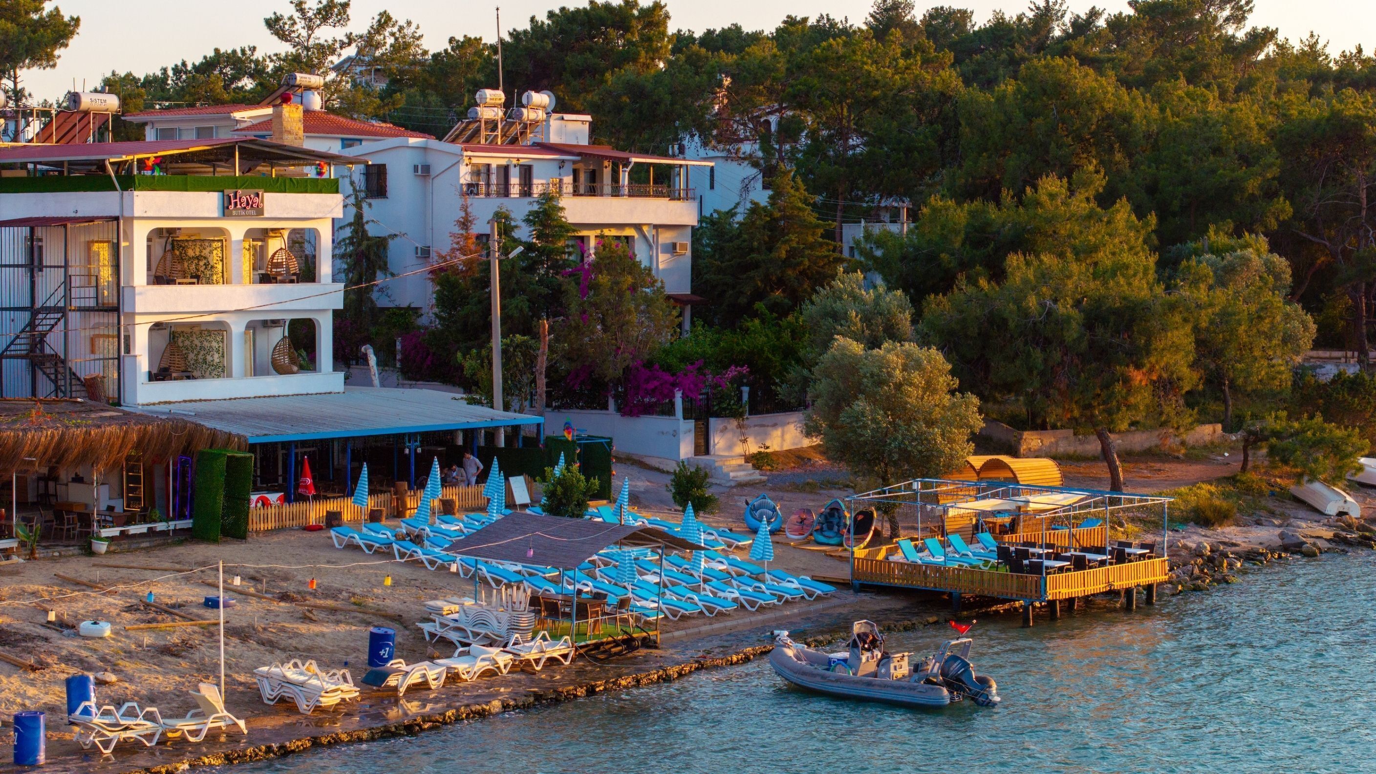 Plage privée, chaises longues, parasols