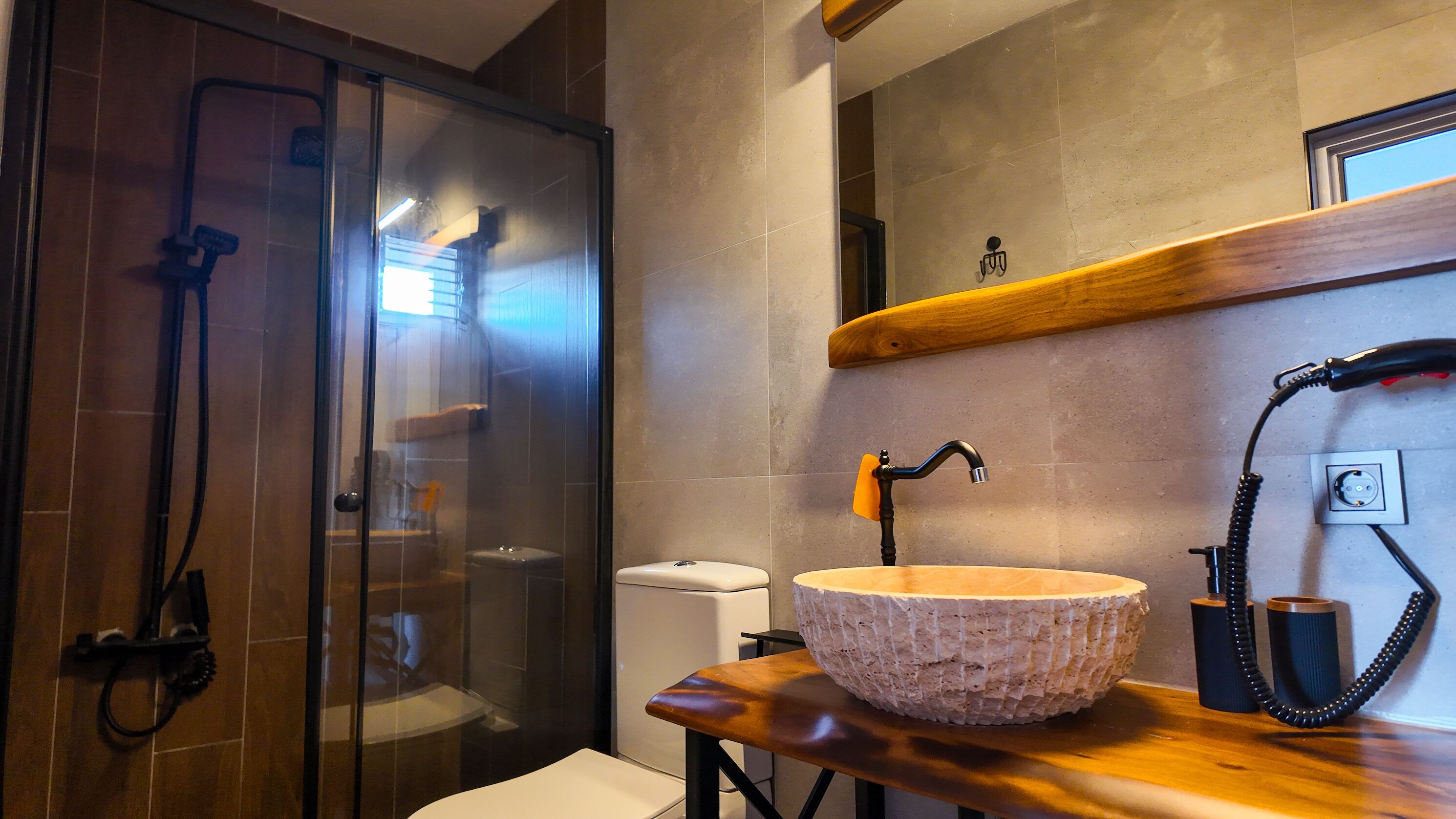 Dusche, Regendusche, kostenlose Toilettenartikel, Haartrockner